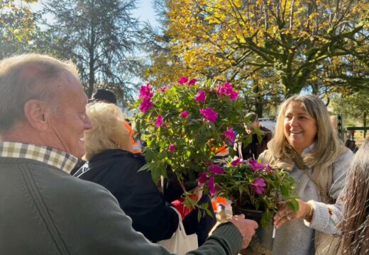 600 flores repartidas entre a veciñanza no primeiro día da campaña Leva unha planta!
